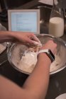 Gros plan de la femme pétrissant de la farine dans la cuisine à la maison — Photo de stock