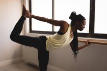 Женщина, выполняющая упражнения в барре в фитнес-студии — стоковое фото