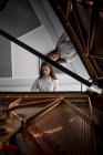 Adorable écolière jouant du piano à l'école de musique — Photo de stock