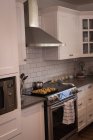 Пиріжки замішують на кухонній стільниці вдома — стокове фото