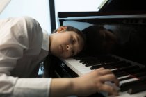Adorabile studentessa che suona il pianoforte nella scuola di musica — Foto stock