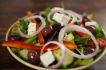Gros plan sur la salade servie dans un bol — Photo de stock