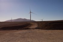 Mulino a vento in un parco eolico durante il giorno — Foto stock