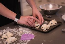 Frau bereitet in Küche zu Hause Pastetchen zu — Stockfoto