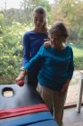 Фізіотерапевт, який допомагає старшій жінці з фізіотерапевтичними вправами — стокове фото