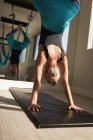 Mulher exercitando-se na rede balanço funda no estúdio de fitness — Fotografia de Stock