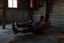 Jeunes boxeurs masculins faisant de l'exercice dans un studio de fitness — Photo de stock