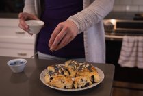 Frau bereitet Pasteten in Küche zu — Stockfoto