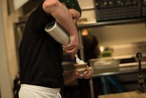 Chef masculino preparando helado en la cocina del restaurante - foto de stock