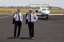 Due piloti maschi in piedi in fuga — Foto stock