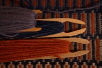 Close-up de fio de seda em uma ferramenta na loja — Fotografia de Stock
