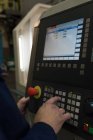 Section médiane du technicien opérant la machine dans l'industrie métallurgique — Photo de stock