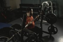Инвалид готов поднять штангу в спортзале — стоковое фото