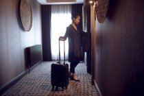Frau betritt Hotelzimmer — Stockfoto
