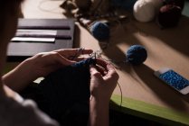 Gros plan sur la laine à tricoter femme chez le tailleur — Photo de stock