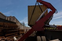 Gru che solleva il contenitore pesante a scrapyard — Foto stock