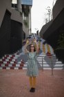 Frau mit Sonnenbrille macht Selfie mit Handy in Fußgängerzone — Stockfoto