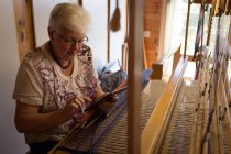 Aktive Seniorin nutzt digitales Tablet im Geschäft — Stockfoto