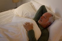 Uomo anziano dormire in camera da letto a casa — Foto stock