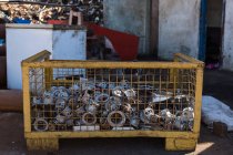 Maschinenteile aus Metall in der Kiste auf dem Schrottplatz — Stockfoto