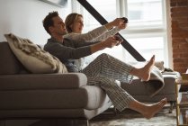 Couple playing video games in living room at home — Stock Photo