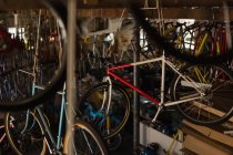Verschiedene Fahrräder in der Werkstatt — Stockfoto