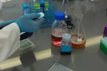 Крупним планом вчений проводить експеримент в лабораторії — стокове фото