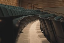Filas vacías de asientos negros en el teatro
. - foto de stock