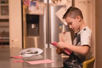 Мальчик готовит валентинки украшения дома — стоковое фото