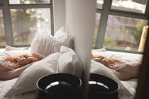 Женщина отдыхает на кровати в спальне на дому — стоковое фото