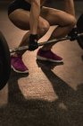 Coupe basse de femme en forme faisant de l'exercice avec haltère en studio — Photo de stock