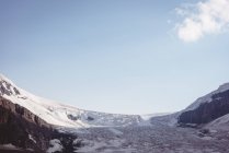 Сніг вкритий горами в сонячний день — стокове фото