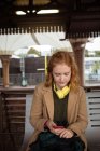 Молодая женщина с мобильным телефоном на вокзале — стоковое фото