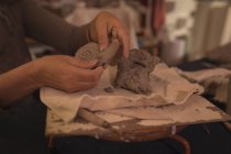 Середина жіночого гончаря, що формує глину в домашніх умовах — стокове фото