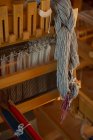 Крупный план шелковой нити в магазине — стоковое фото