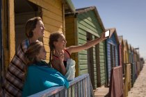 Братья и сестры делают селфи с мобильным телефоном на пляже в солнечный день — стоковое фото