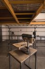 Вертикальная буровая установка на столе в мастерской — стоковое фото