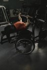 Інвалідний чоловік робить тренування грудей на лавці прес з барбелом в спортзалі — стокове фото
