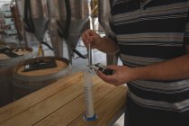 Mittlerer Abschnitt der Arbeiter überprüft die Qualität von Gin in der Fabrik — Stockfoto