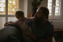 Vater spielt mit Sohn zu Hause — Stockfoto