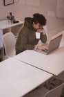 Jovem executiva usando laptop no escritório . — Fotografia de Stock