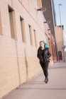 Стильная женщина, идущая по городской улице — стоковое фото