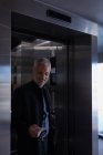 Geschäftsmann geht in einem Hotel aus dem Aufzug — Stockfoto