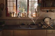 Интерьер современной кухни в доме — стоковое фото