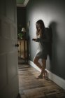 Frau benutzt Handy zu Hause — Stockfoto