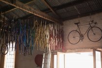 Carreras de bicicletas y piezas de bicicleta en taller - foto de stock