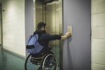 Behinderter drückt Taste des Fahrstuhls im Gebäude — Stockfoto
