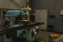 Kunststoffabfälle, die in der Werkstatt in die Fräsmaschine geschnitten werden — Stockfoto