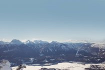 Belas montanhas cobertas de neve e paisagem em um dia ensolarado — Fotografia de Stock