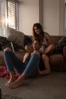 Frau gibt Mann Kopfmassage im Wohnzimmer zu Hause — Stockfoto